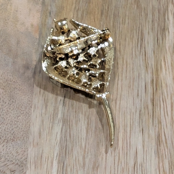 Vintage Rhinestone Brooch, Gold Tone Flowerbud with Green Stones - Picture 4 of 6